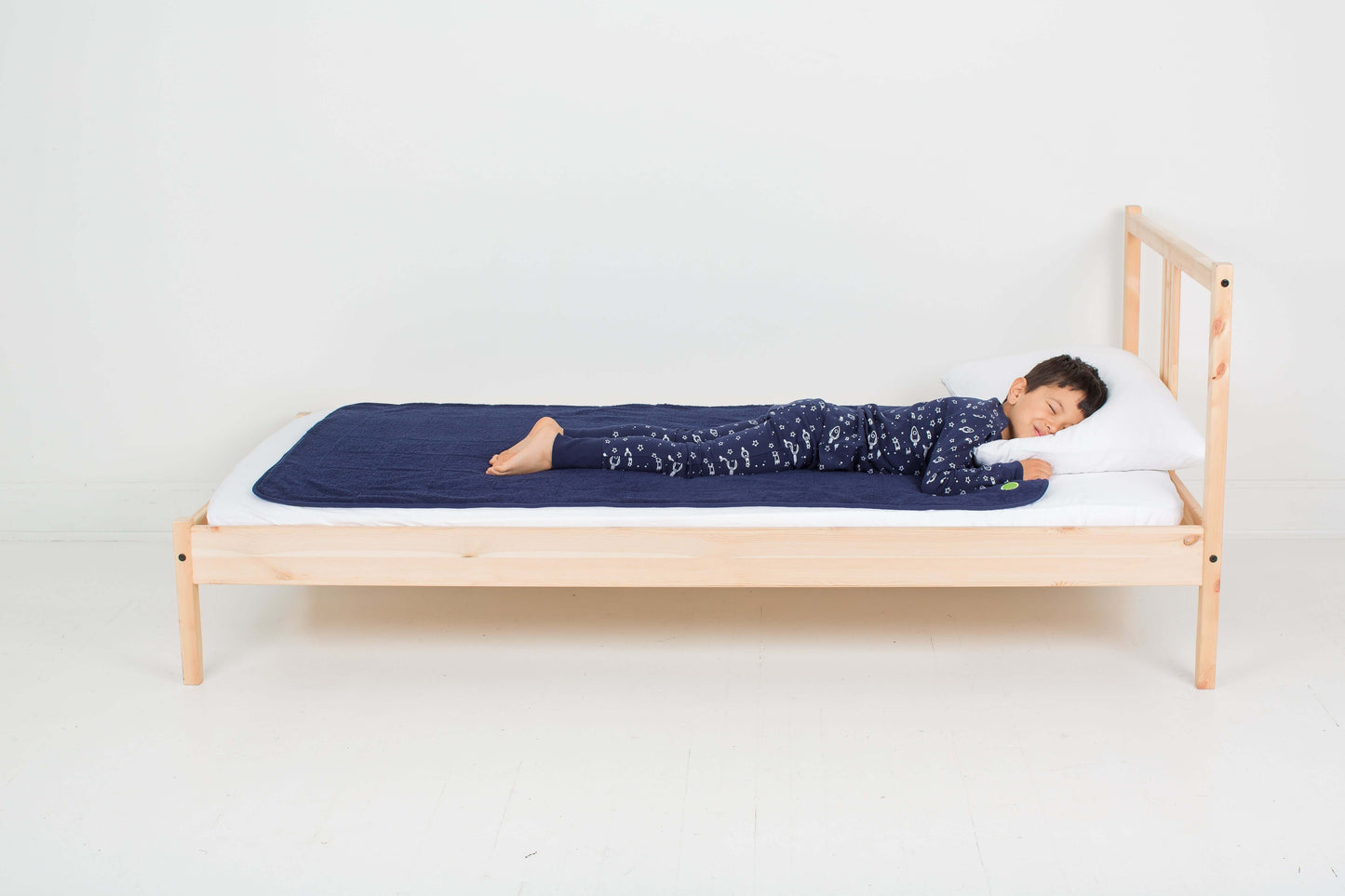 boy sleeping on the PeapodMats